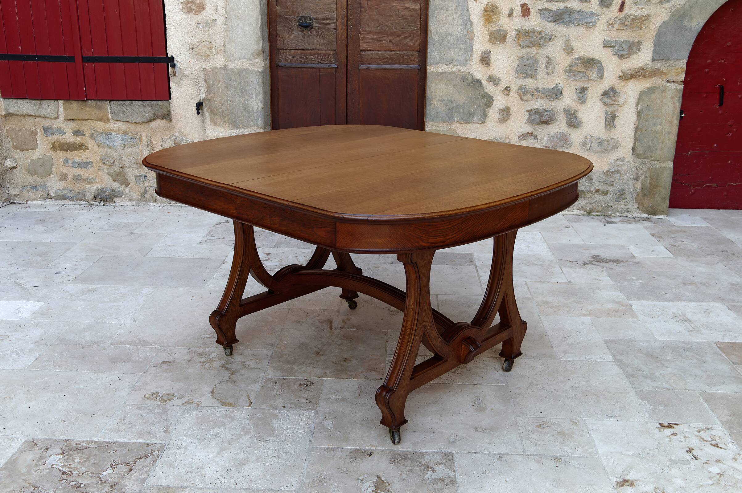 Dining room table by Maison Krieger, Art Nouveau, circa 1900, in solid oak