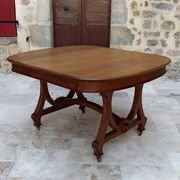 Dining room table by Maison Krieger, Art Nouveau, circa 1900, in solid oak