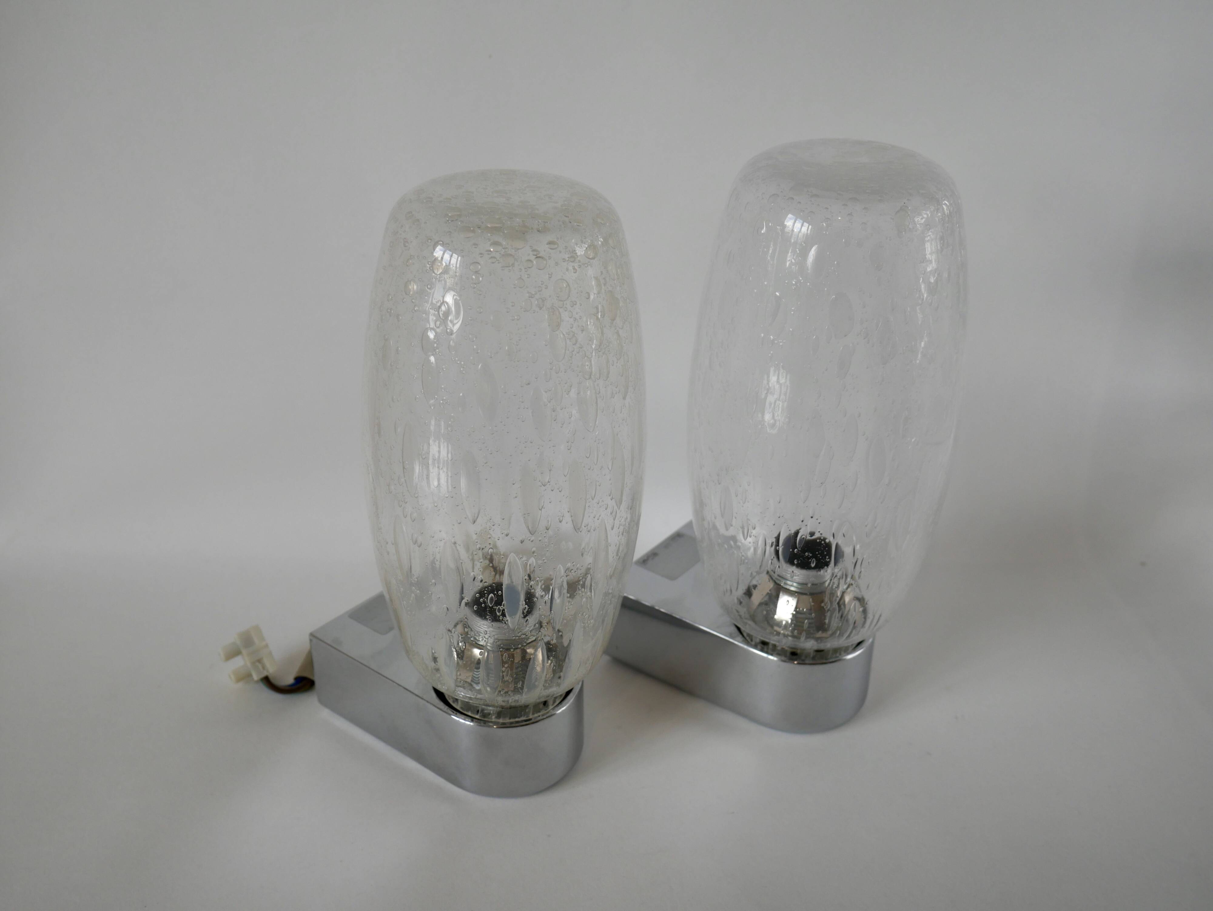 Paire d'appliques murales design en verre soufflé et chrome par inda circa 1960-1970