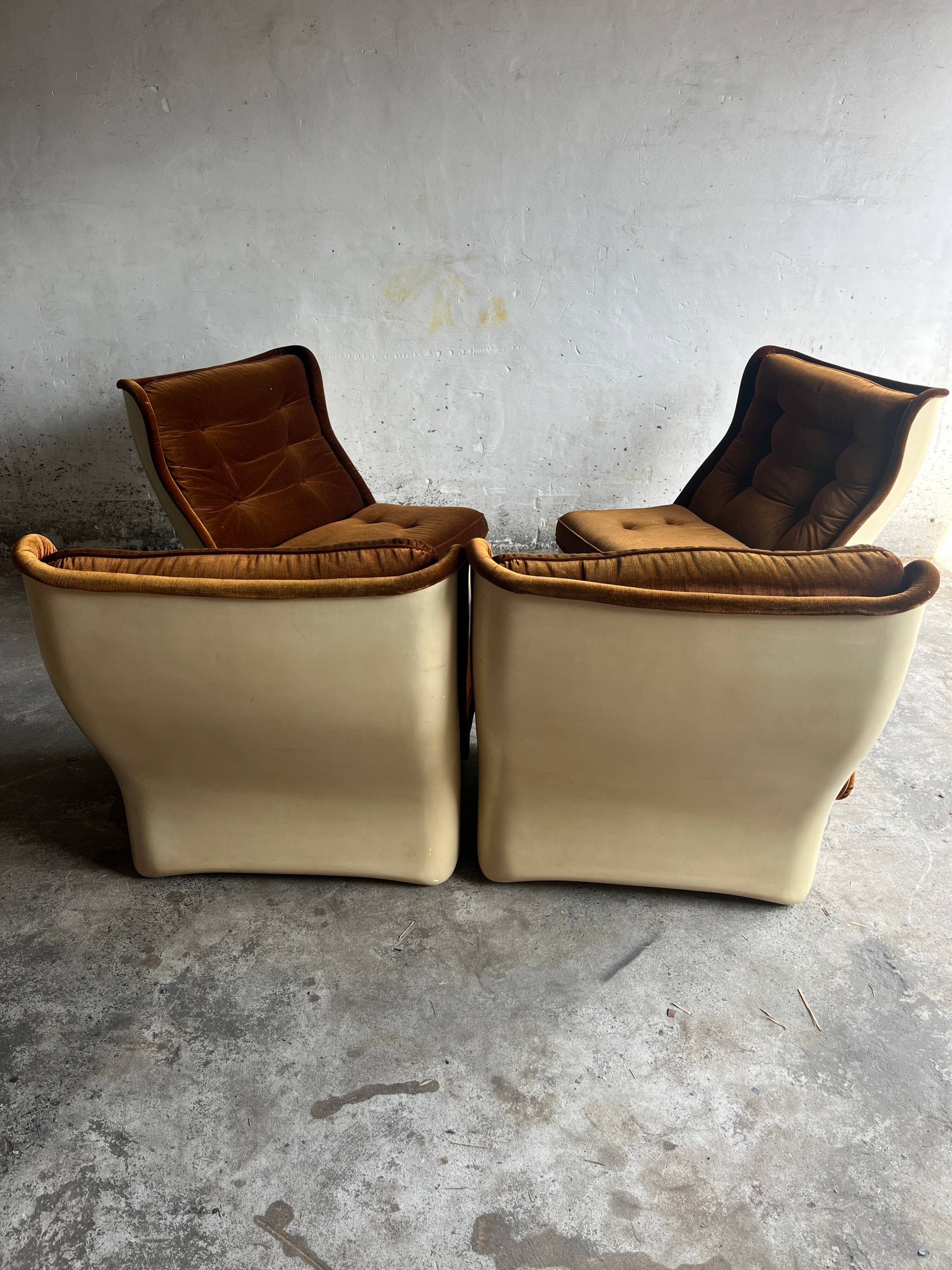 Canapé modulable 4 places Airborne années 1970 — Coussins en velours marron et coque en ABS crème