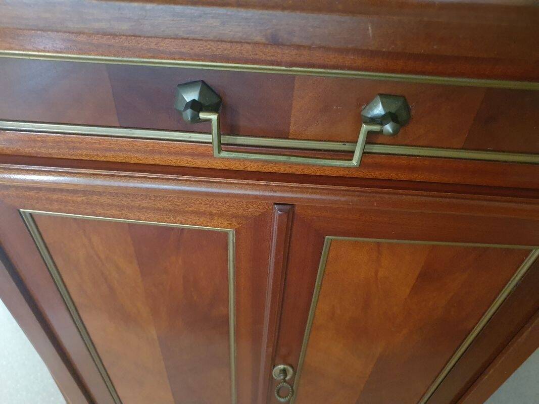 Petit buffet d’inspiration Directoire – Bois et laiton