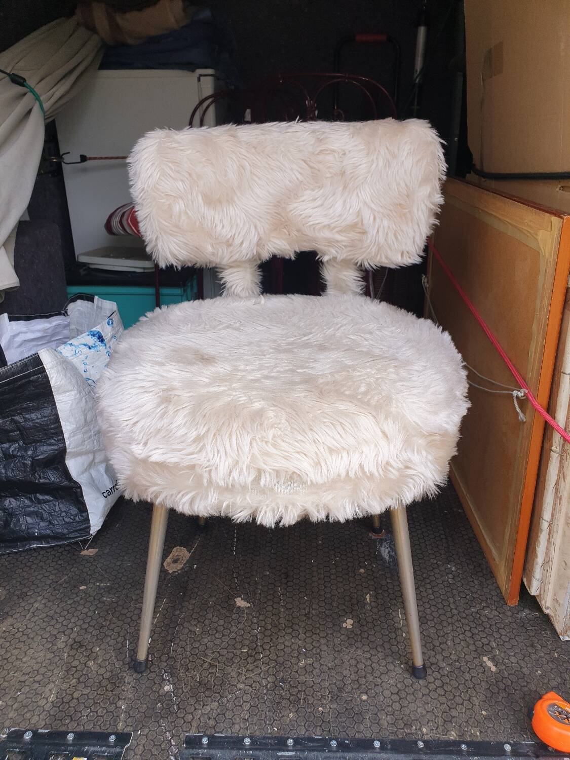 Chaise moumoute seventies blanc