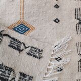 Tapis kilim blanc motifs multicolores fait main en pure laine