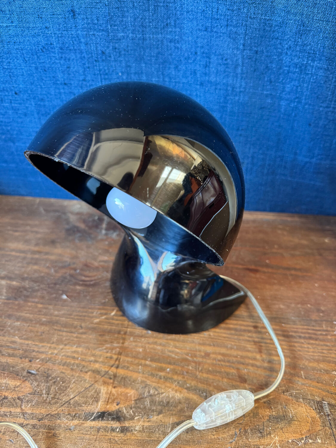 Dalù table lamp – design by Vico Magistretti, Artemide