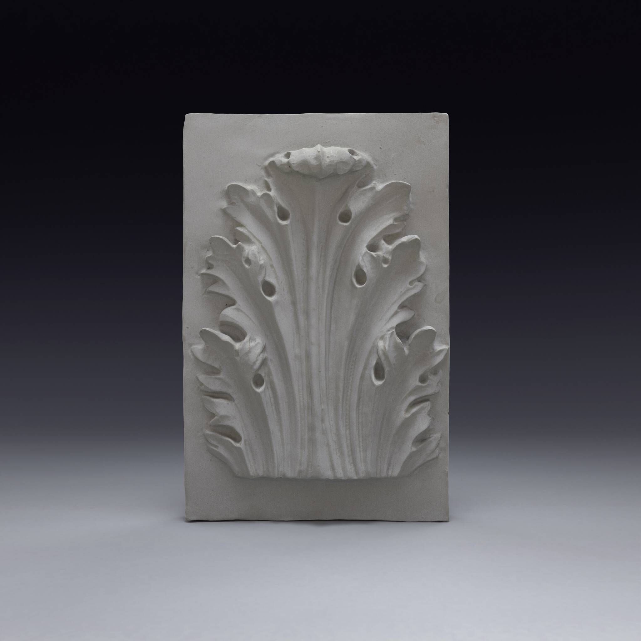 Bas-relief en plâtre d’une feuille d’acanthe