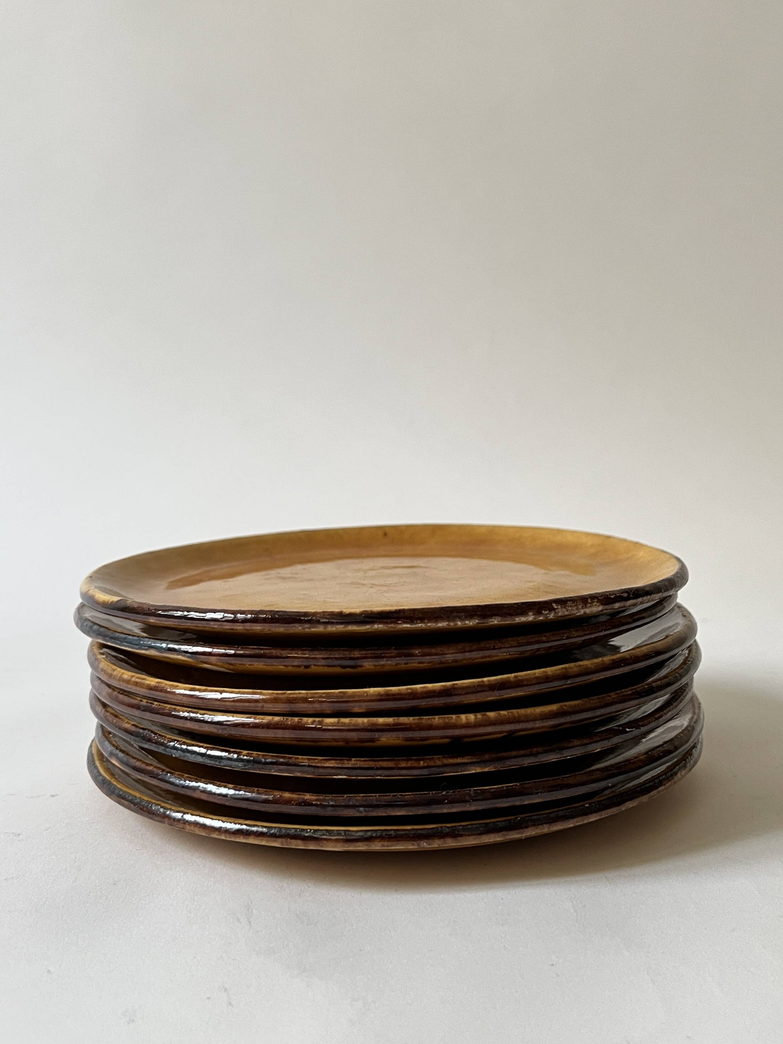 7 assiettes à dessert en céramique émaillée