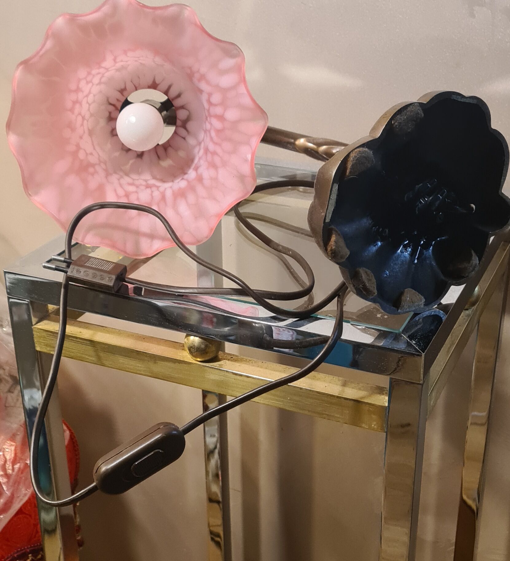 Bronze lamp, with pink tulip
