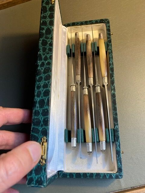 Lot of horned cheese knives