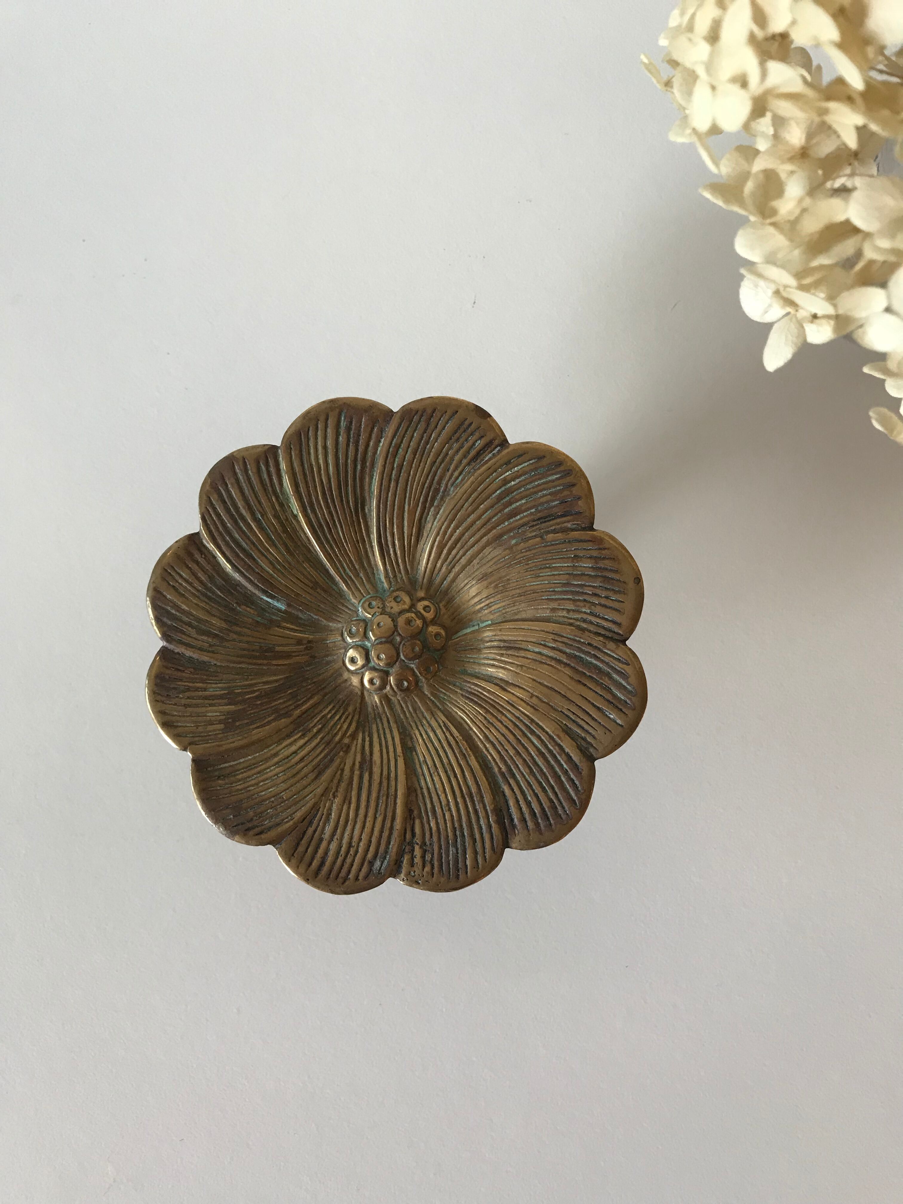 Cup flowers in brass