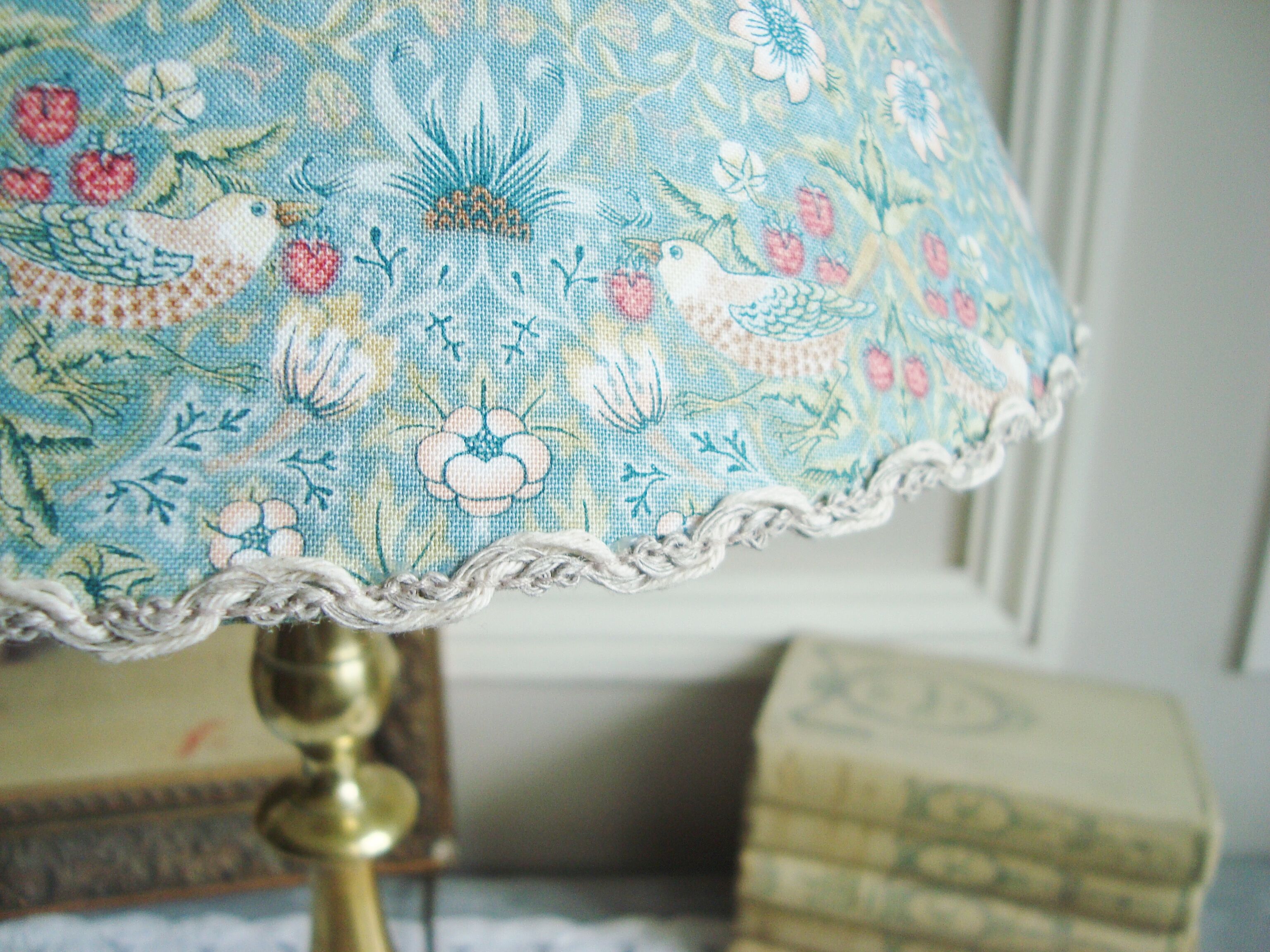 Lampe bougeoir ancien en laiton avec son abat-jour fait main en tissu de William Morris