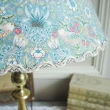 Lampe bougeoir ancien en laiton avec son abat-jour fait main en tissu de William Morris