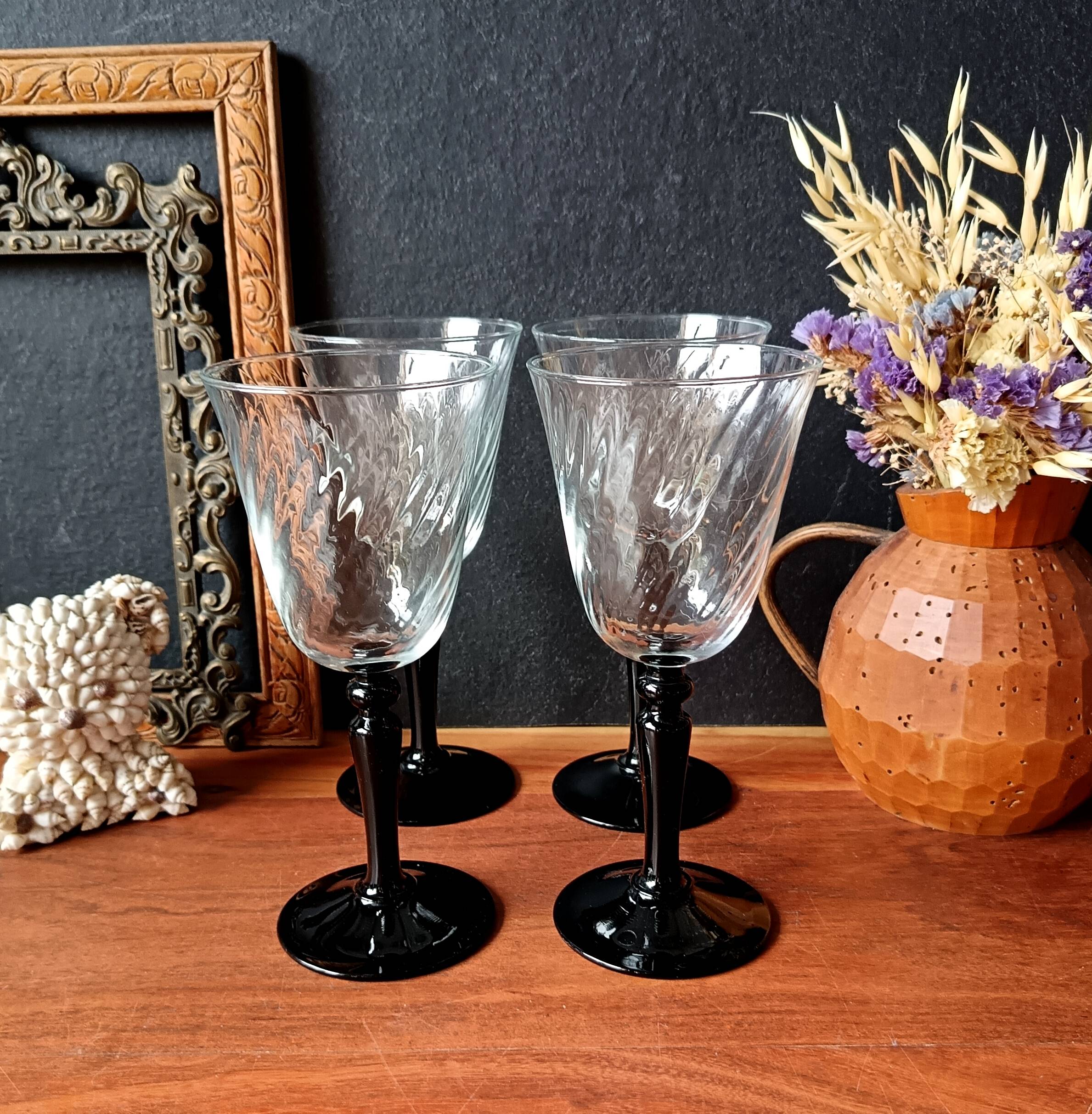 4 glasses 22 cl on black Onyx swirl stand Luminarc France, Vintage