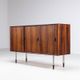 Buffet inhabituel en palissandre avec pieds en métal Danemark 1960