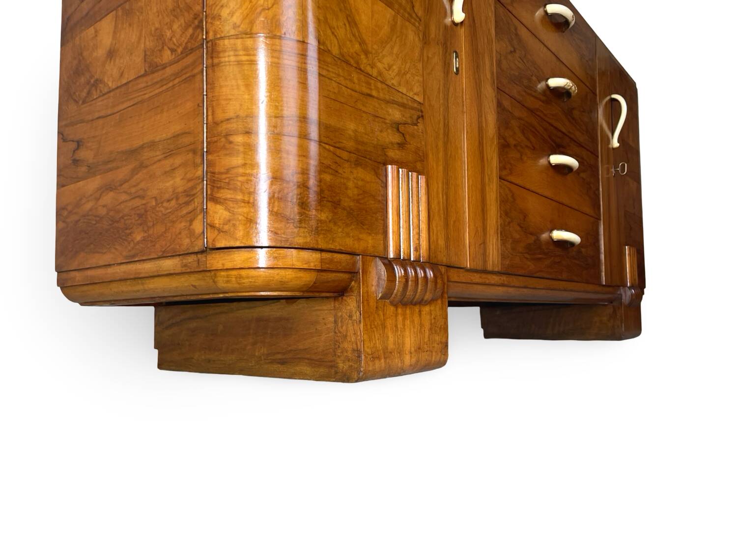 Buffet en noyer Art déco italien, de grande qualité.