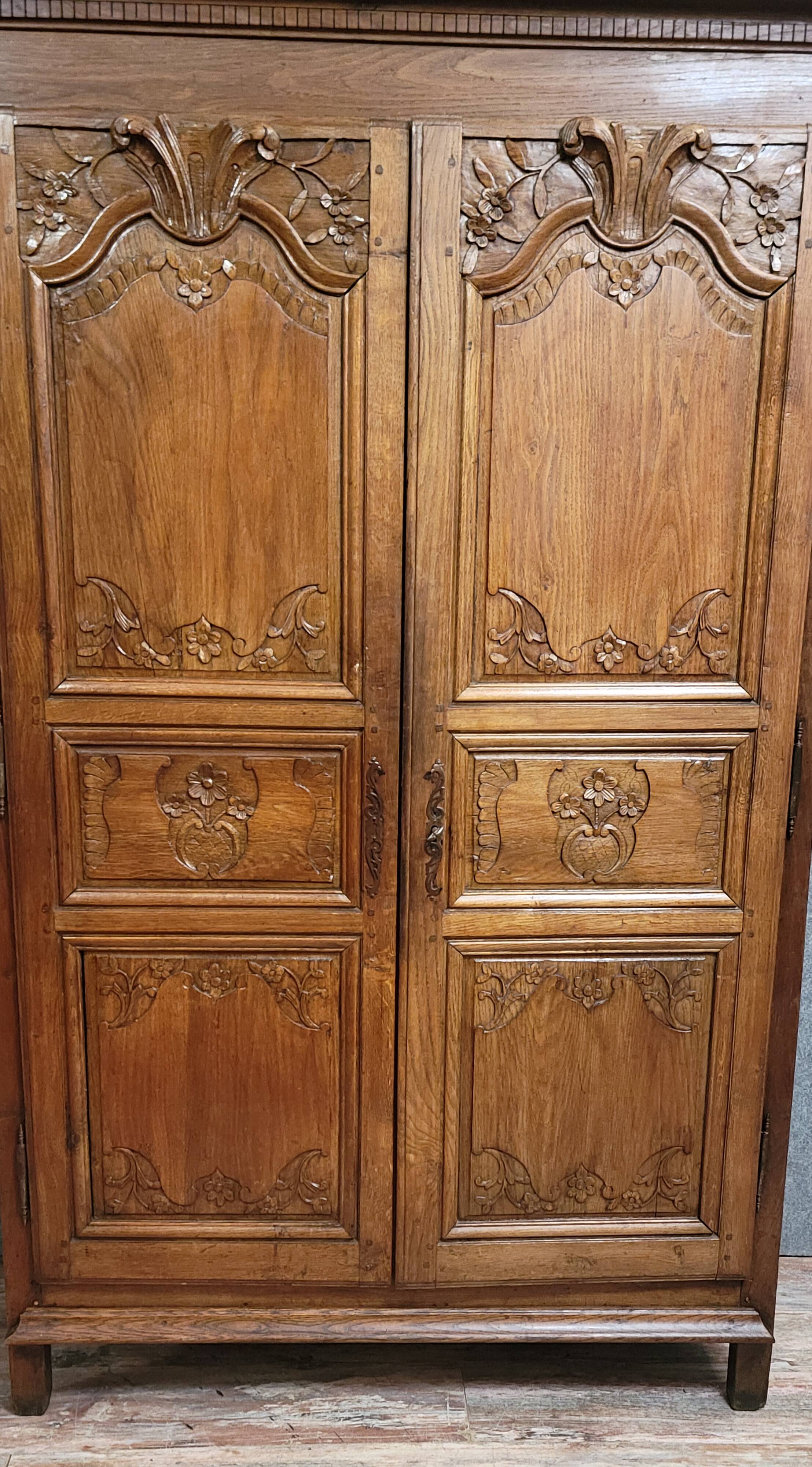 Louis XIV period wardrobe in solid oak, decorated with superb carvings