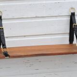Étagère en orme et cuir, distribuée par la Galerie Maison et Jardin années 60