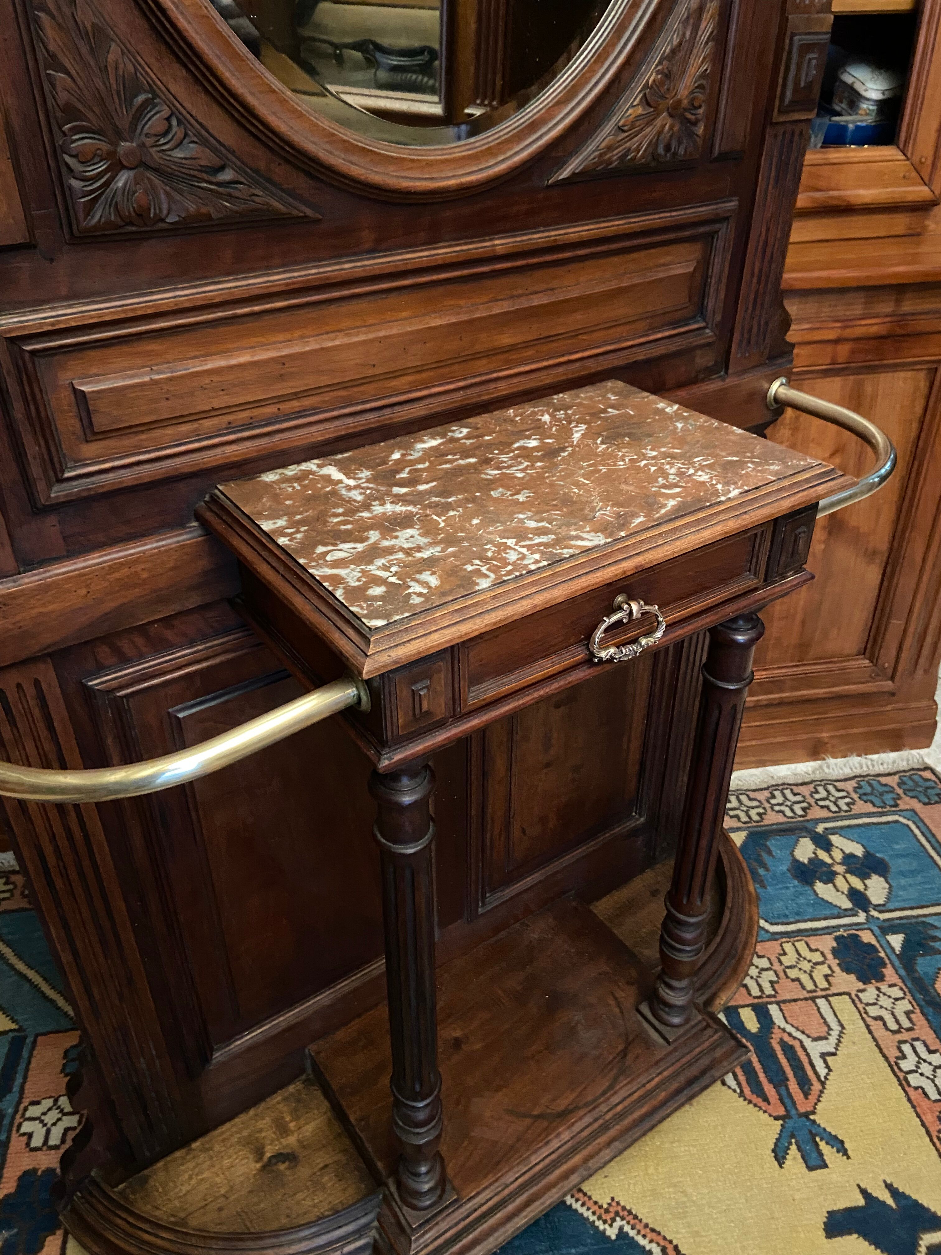Porte-manteau de vestibule en noyer massif avec miroir ovale et patères en bronze
