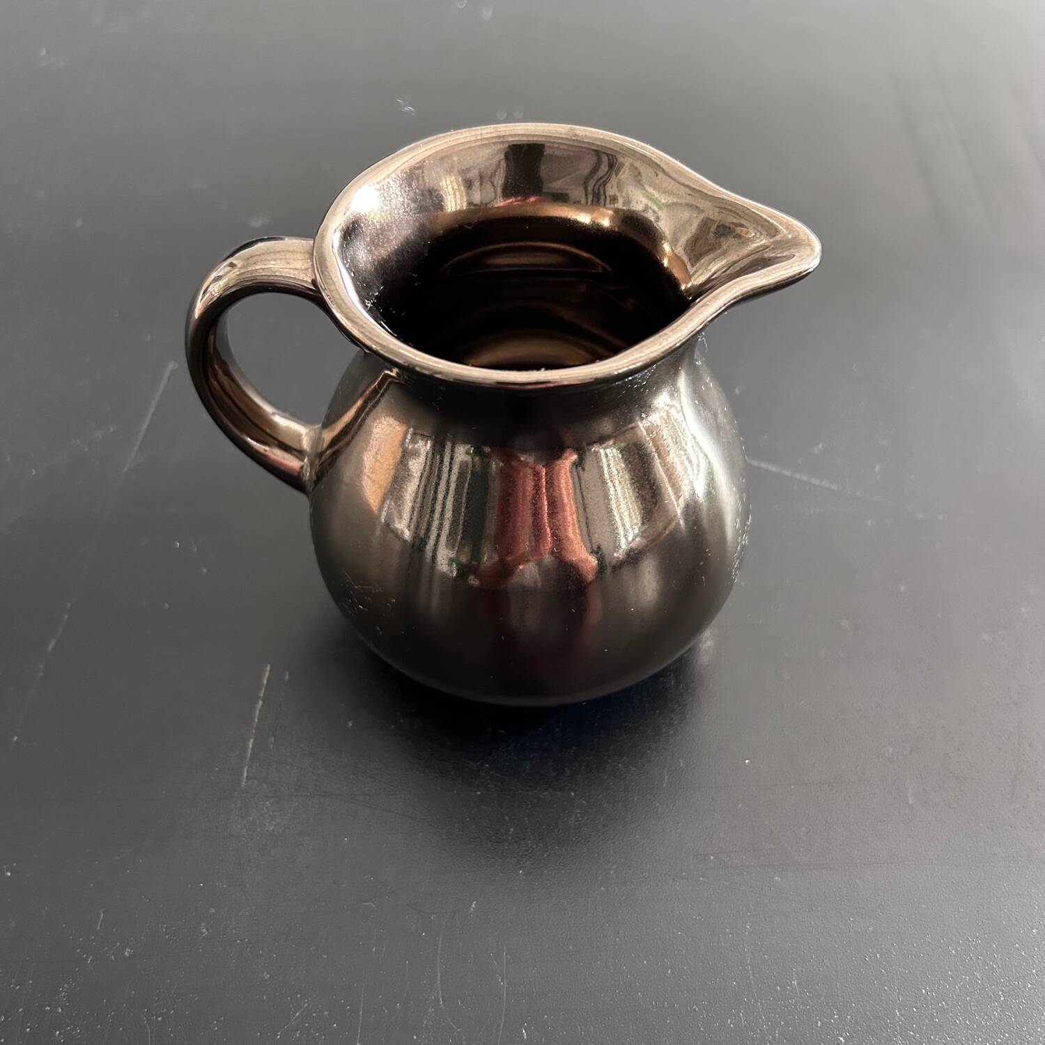 Crémier anglais en faïence bronze