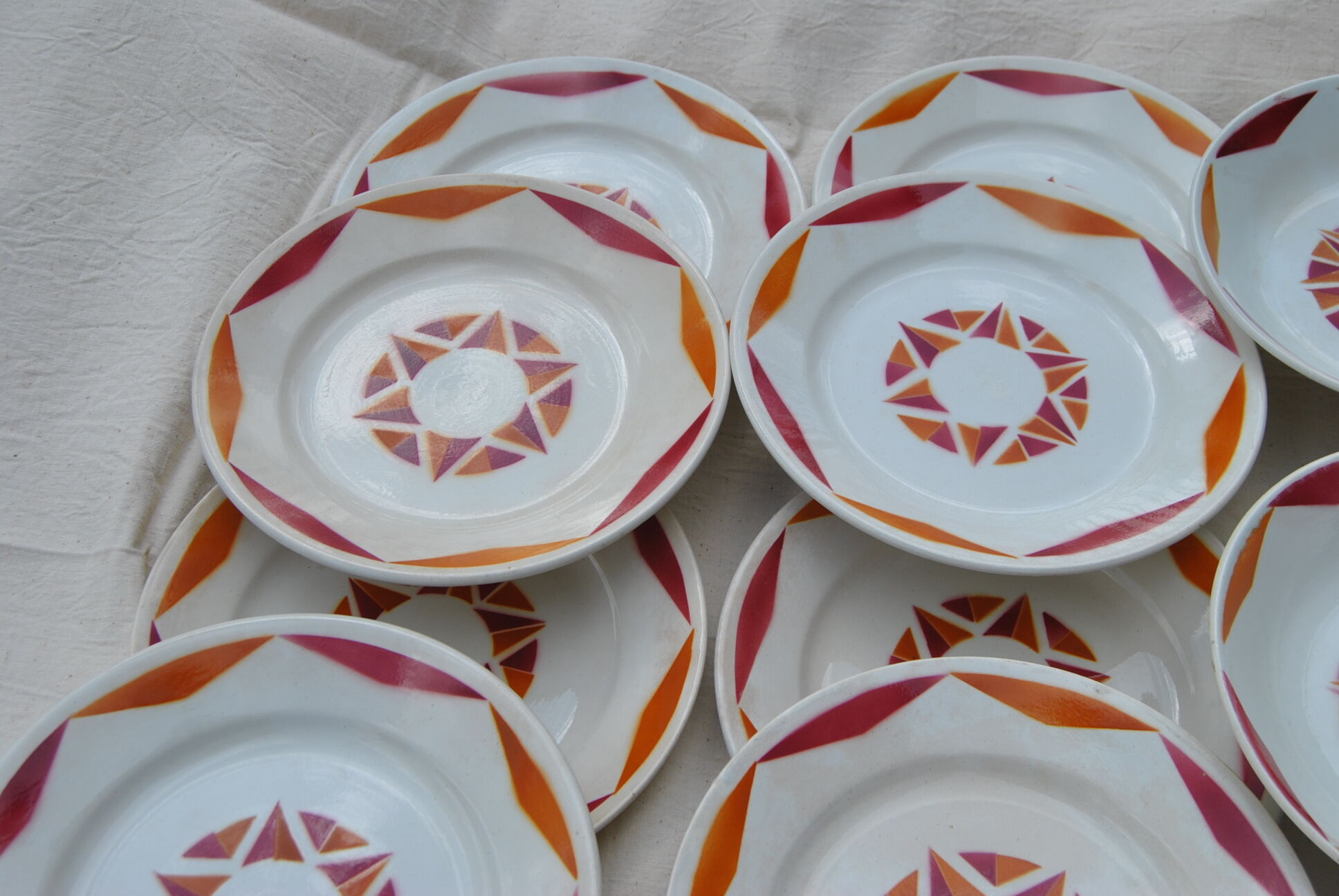 Series of 20 modernist plates Faïencerie de Castres