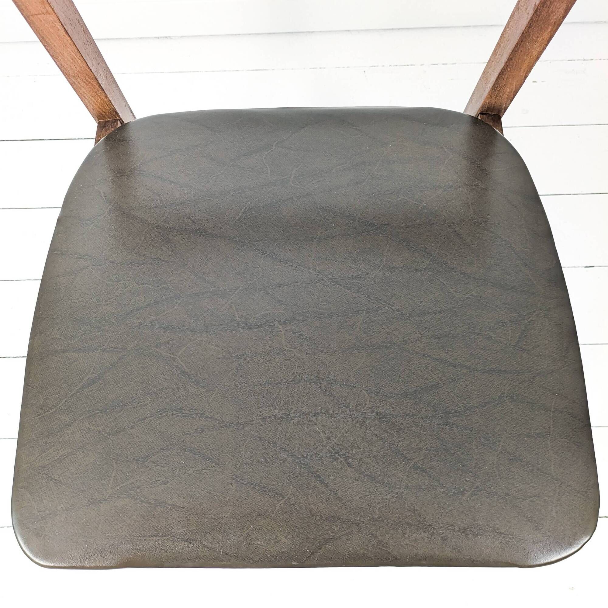 Chaise vintage design danois en bois avec assise en simili cuir olive brun