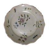 Plate to country setting of flowers