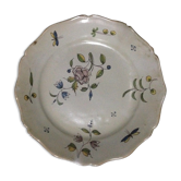 Plate to country setting of flowers