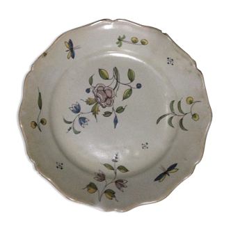Plate to country setting of flowers