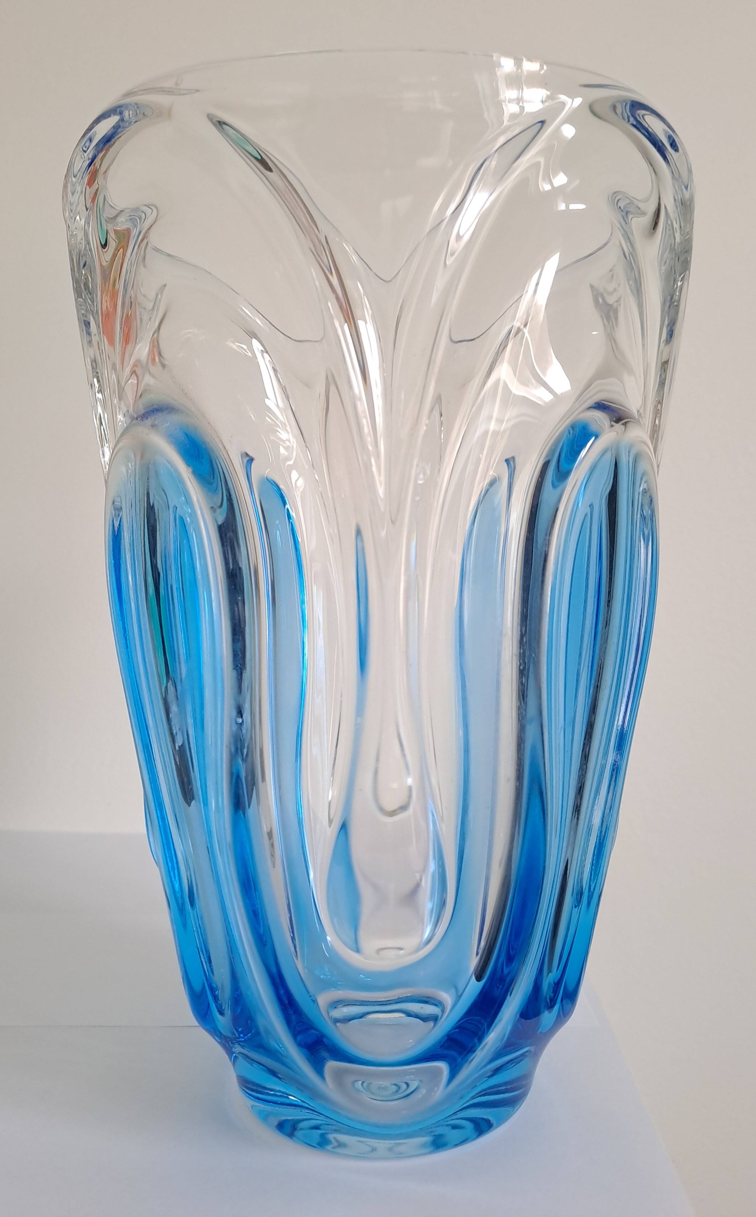 Large two-tone pressed glass vase in the Art Deco style (Walther Glas, Germany, late 20th century)