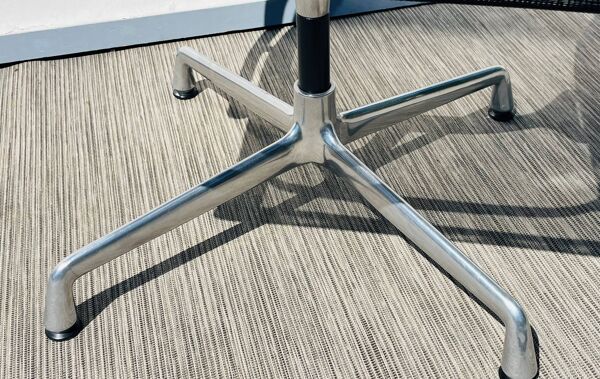 Paire de chaises Ch. Eames Alu Group résille Vitra Vintage