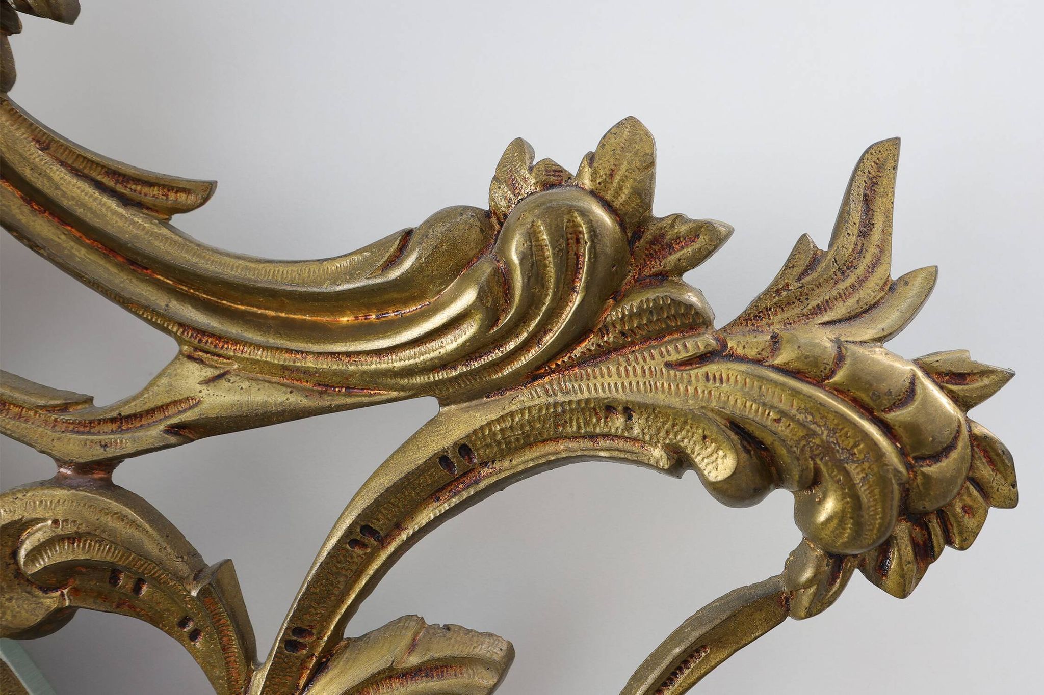 Miroir ovale en métal doré de style rococo, Italie, 20e siècle