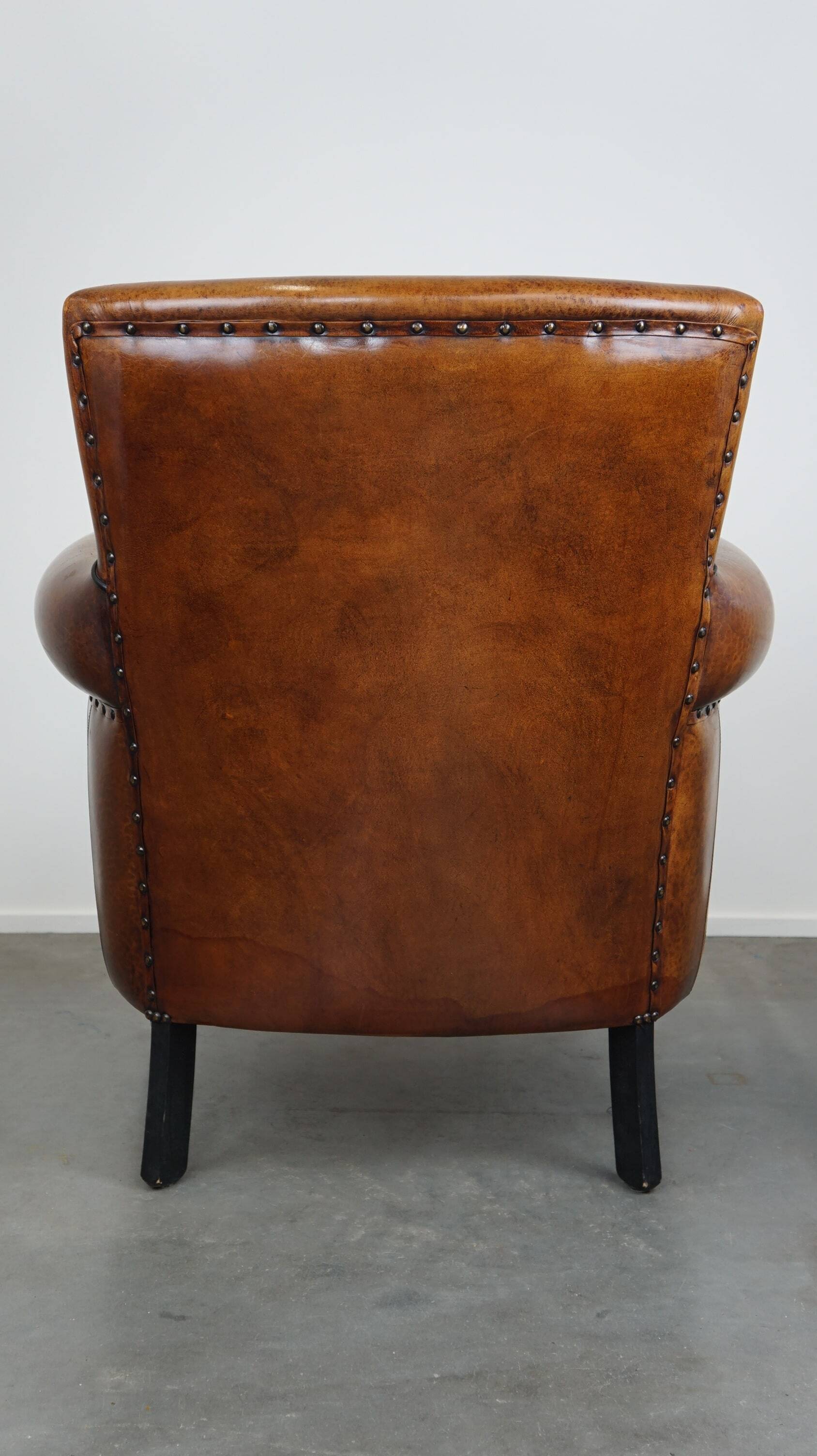 Correct and comfortable sheep leather armchair/armchair with a beautiful finish