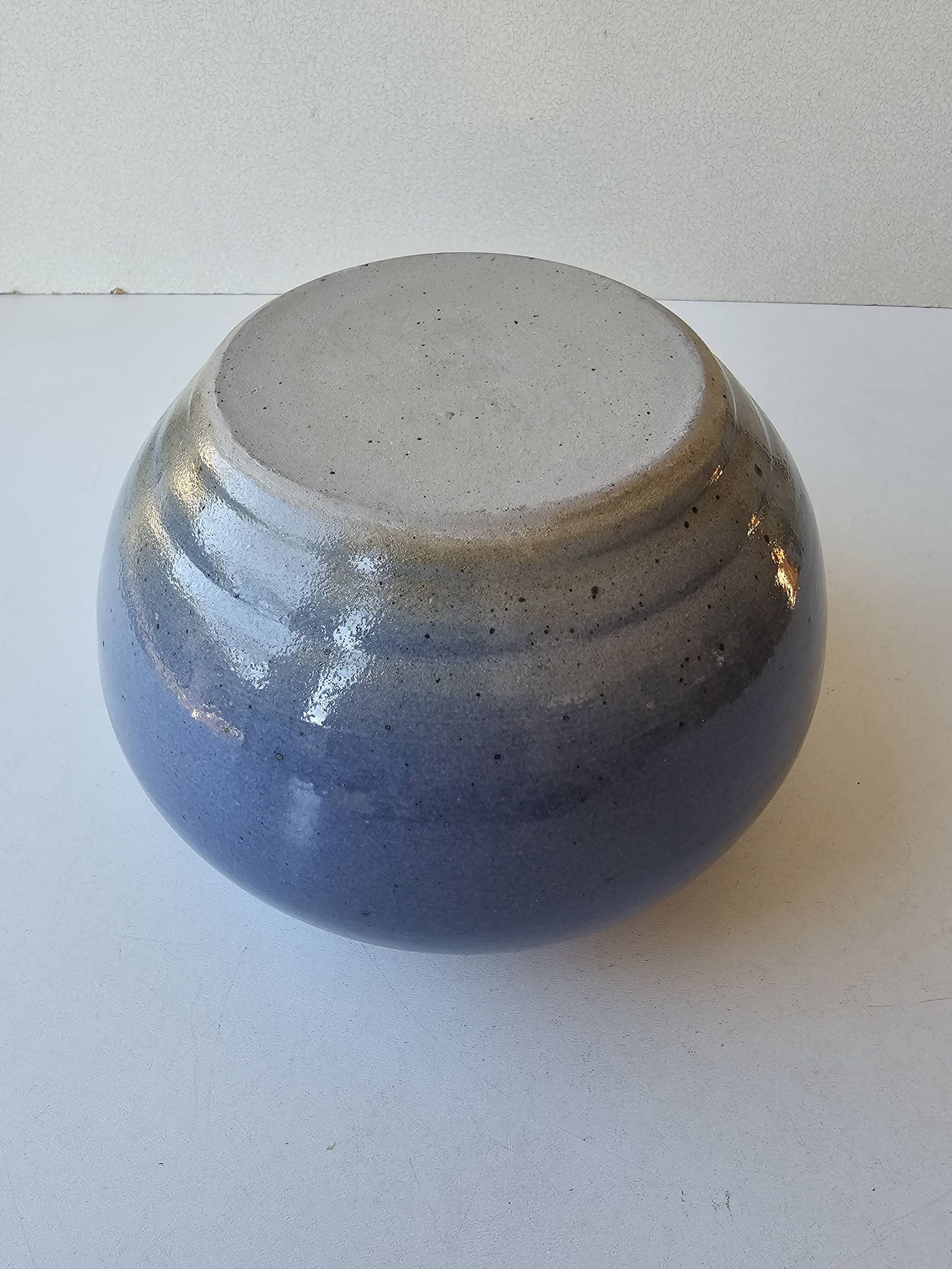 Vase boule en céramique couleur bleue Non signé