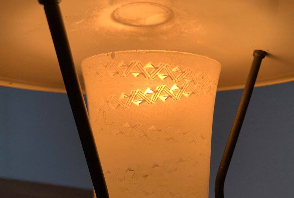 Small tripod table lamp in copper, 1950s.