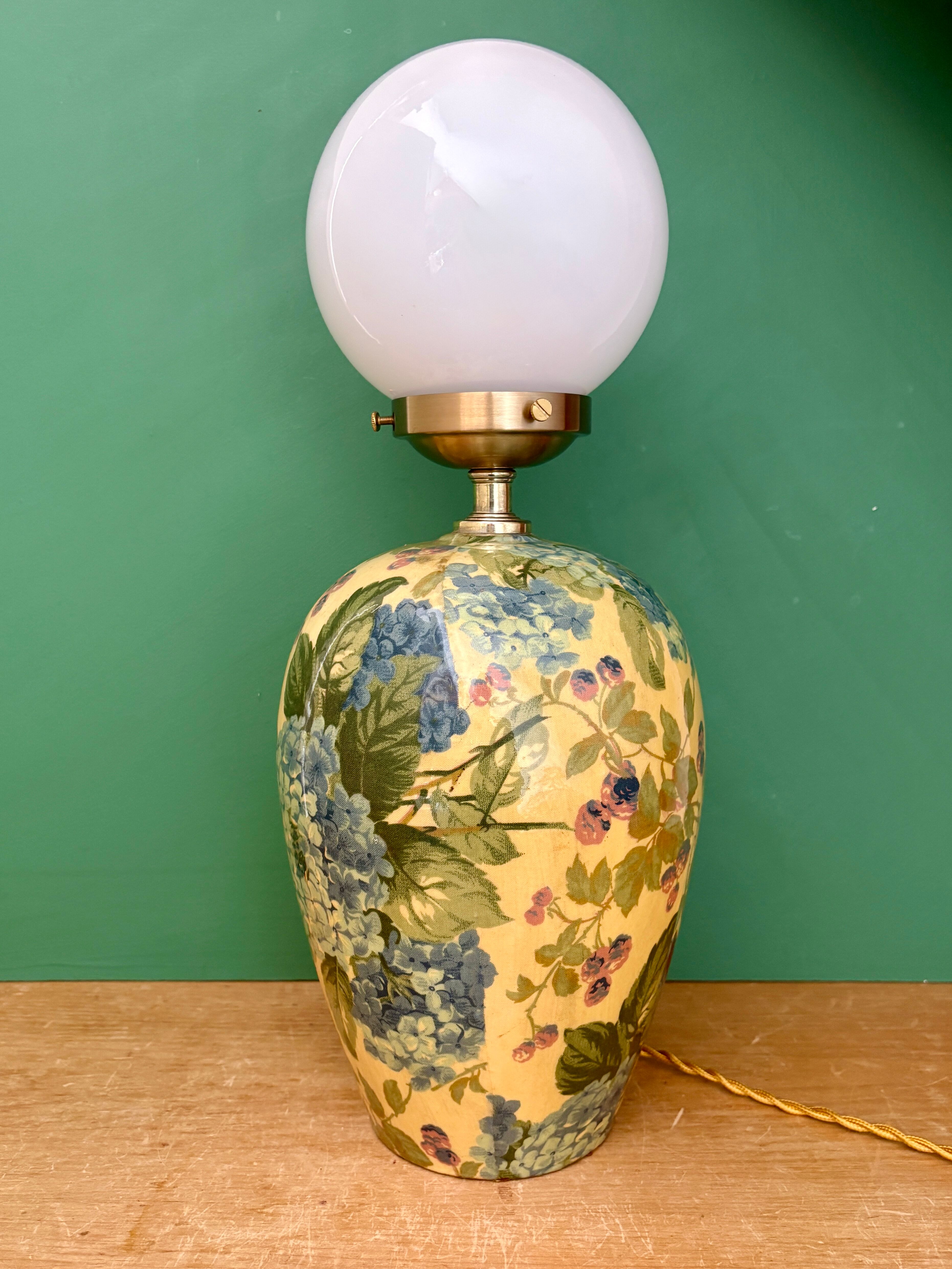 Vintage table lamp with floral decorations and white opaline.
