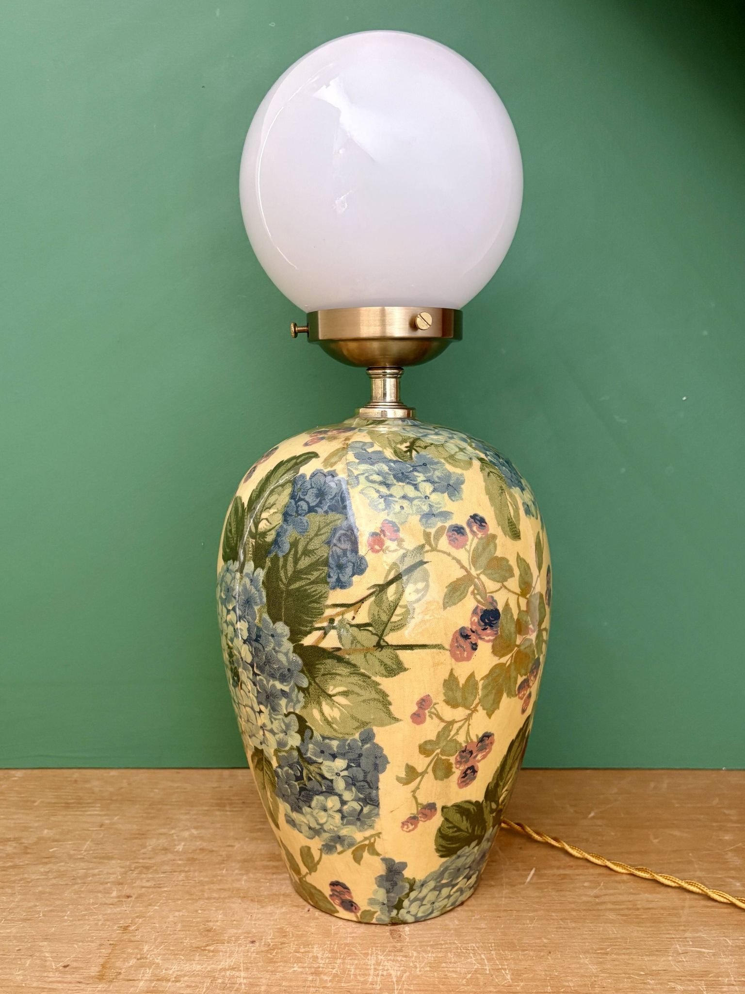 Lampe à poser  vintage décors de fleurs et opaline blanche