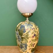Lampe à poser  vintage décors de fleurs et opaline blanche