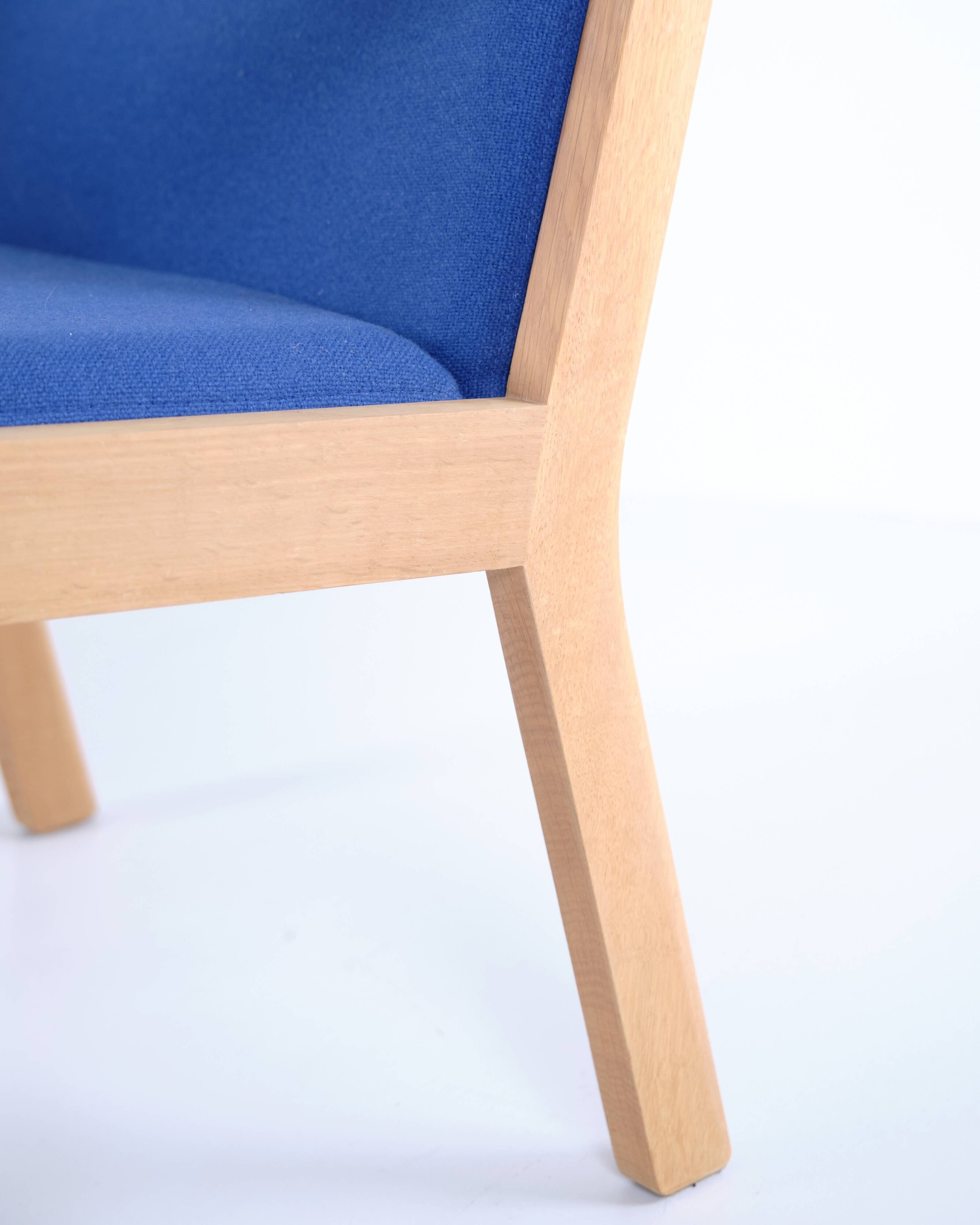 Hans J. Wegner – Lounge chair GE 284 – Getama – Oak & blue wool
