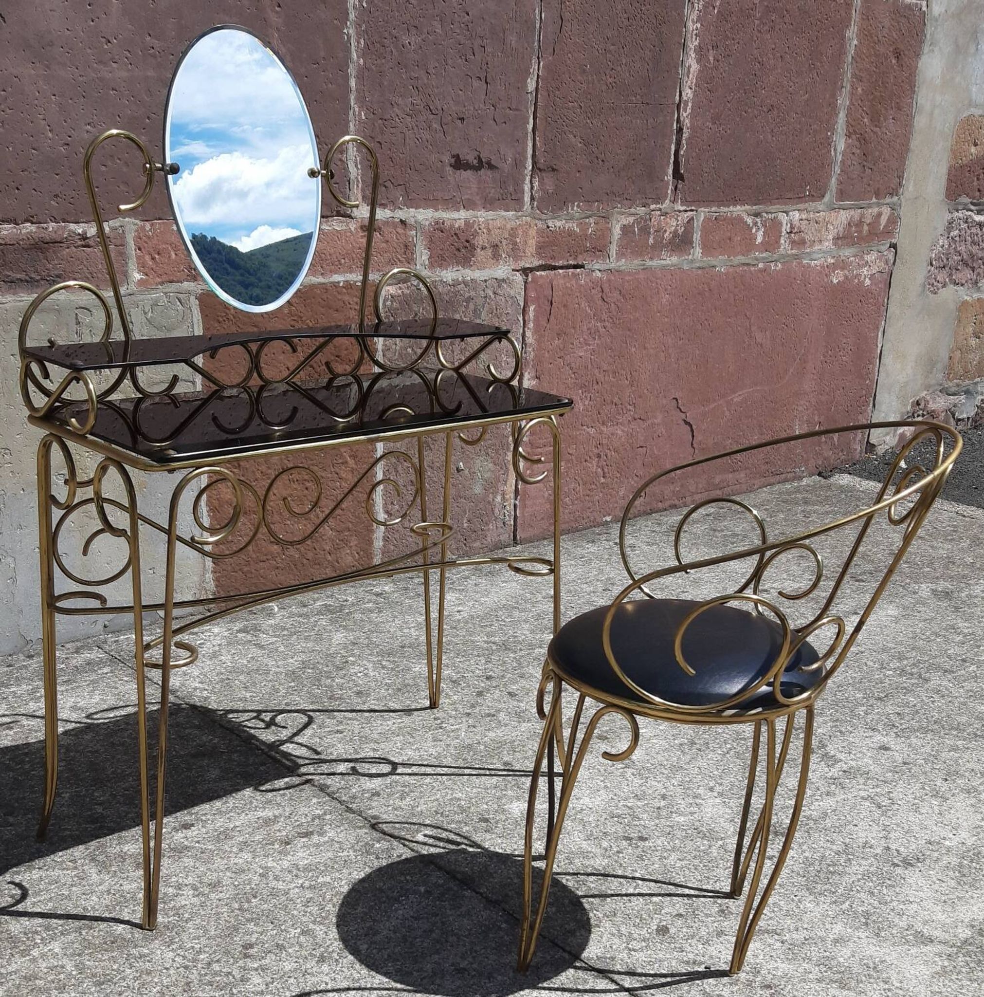 Coiffeuse et chaise en métal doré et opaline.
