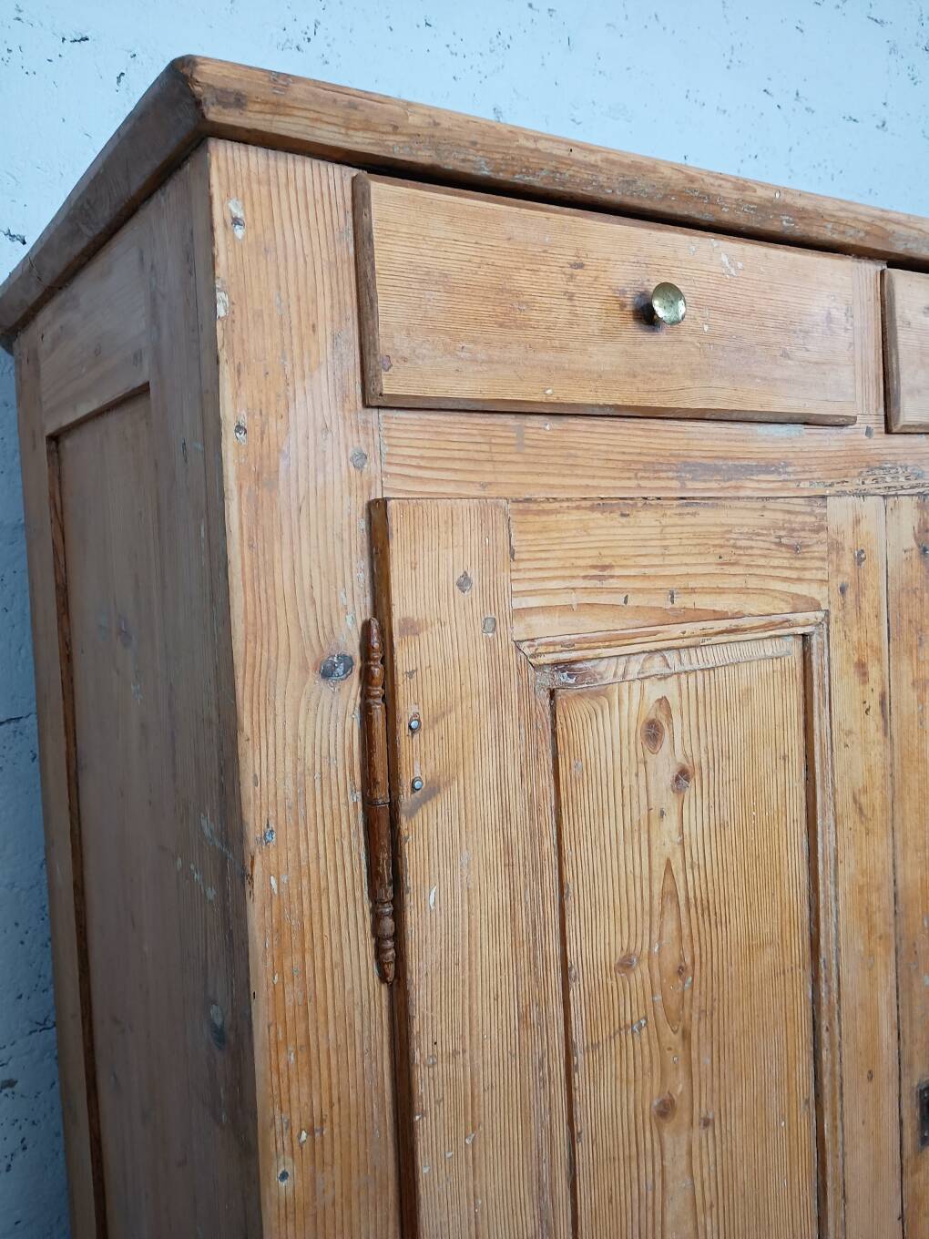 Grand buffet parisien vintage en sapin