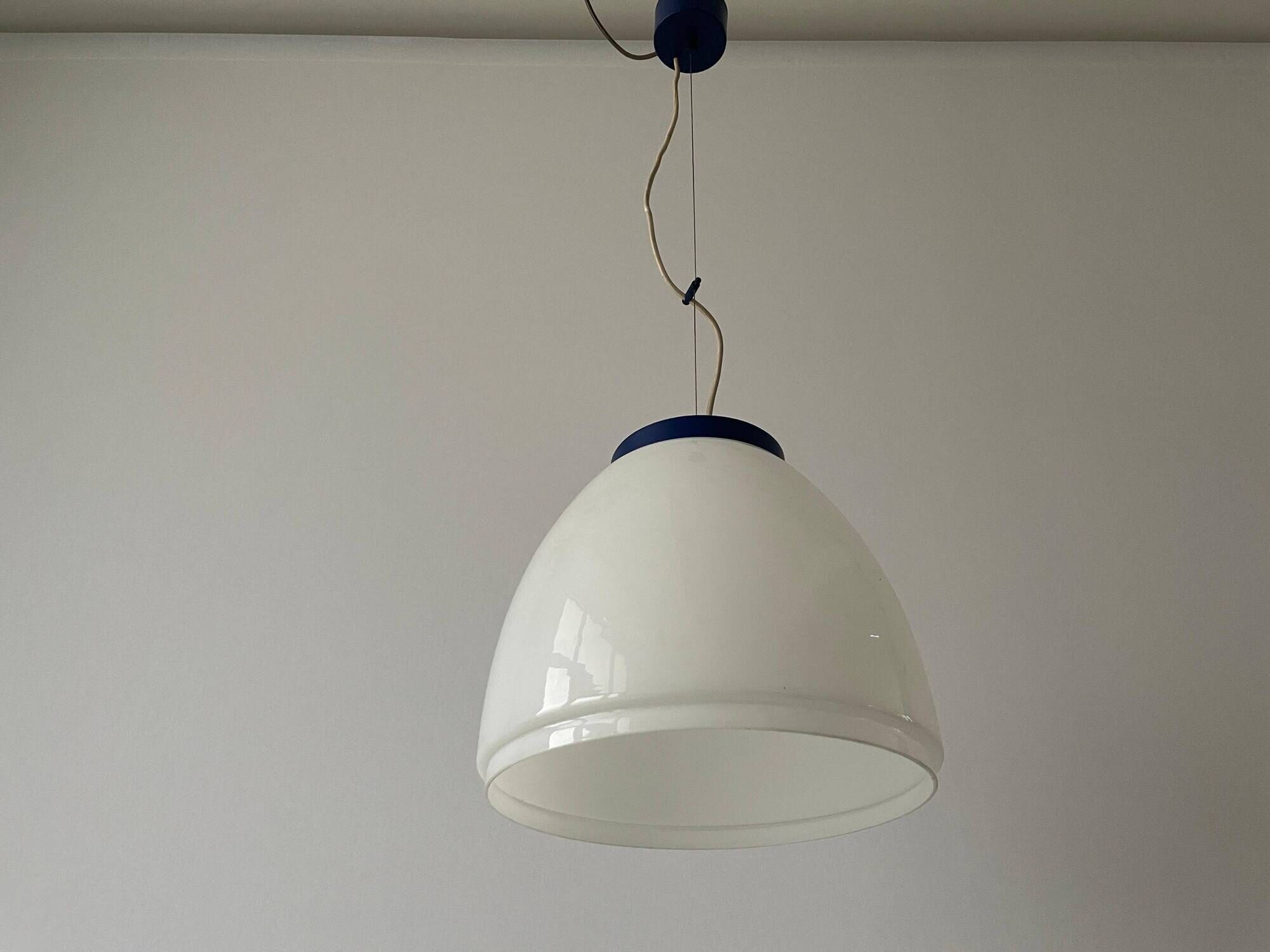 Suspension du milieu du siècle en verre blanc avec dessus bleu foncé, années 1960, Italie
