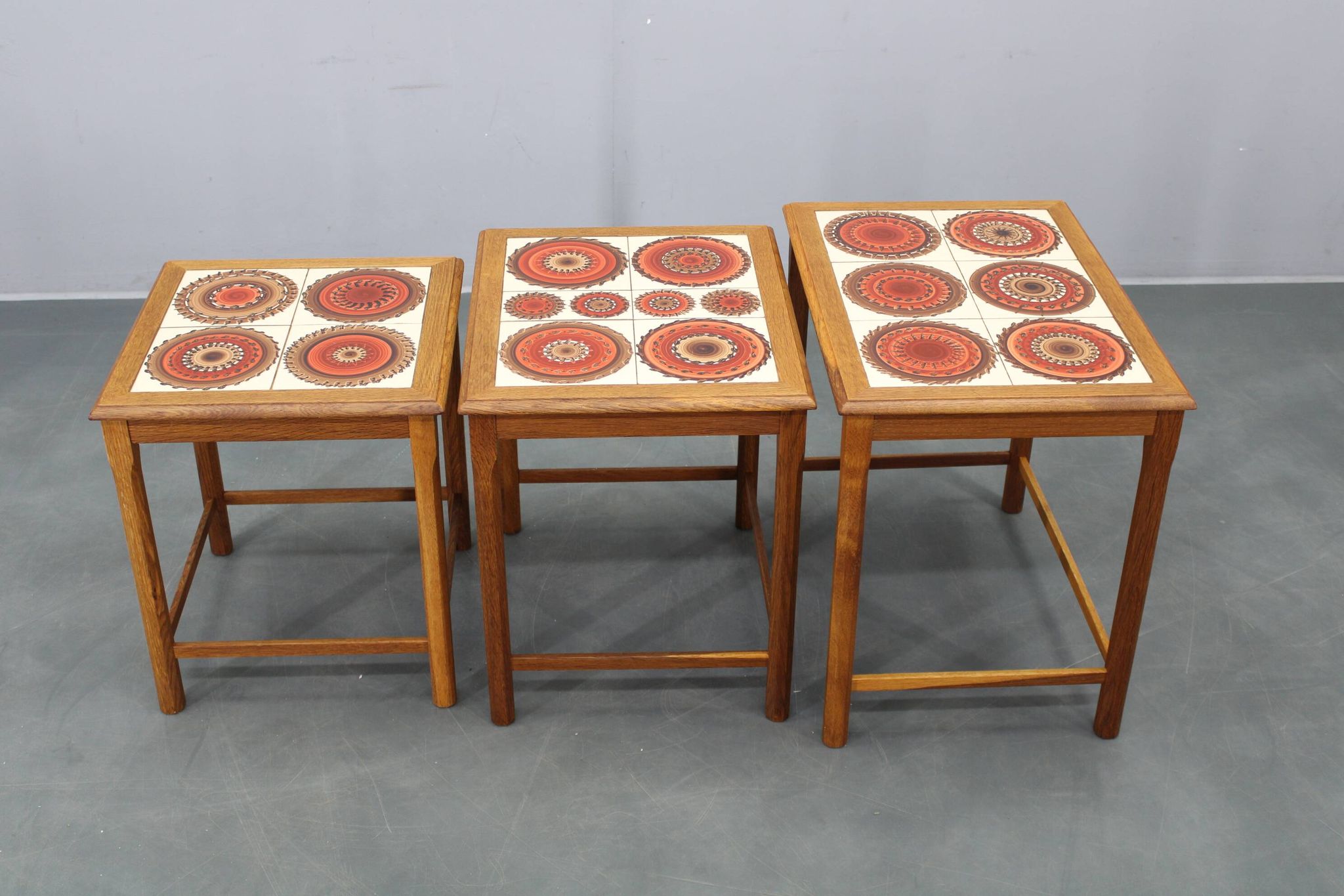 Tables gigognes danoises en chêne des années 50 avec des plateaux en carrelage.