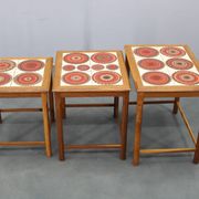 Tables gigognes danoises en chêne des années 50 avec des plateaux en carrelage.