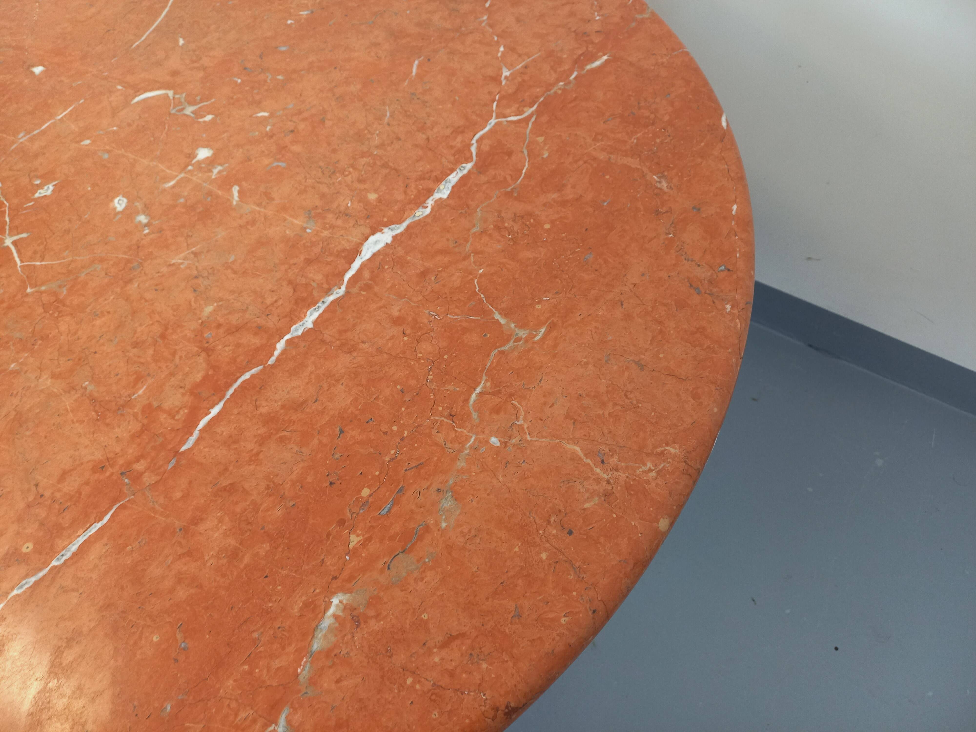 Vintage oval dining table in pink marble from the 70s 80s.