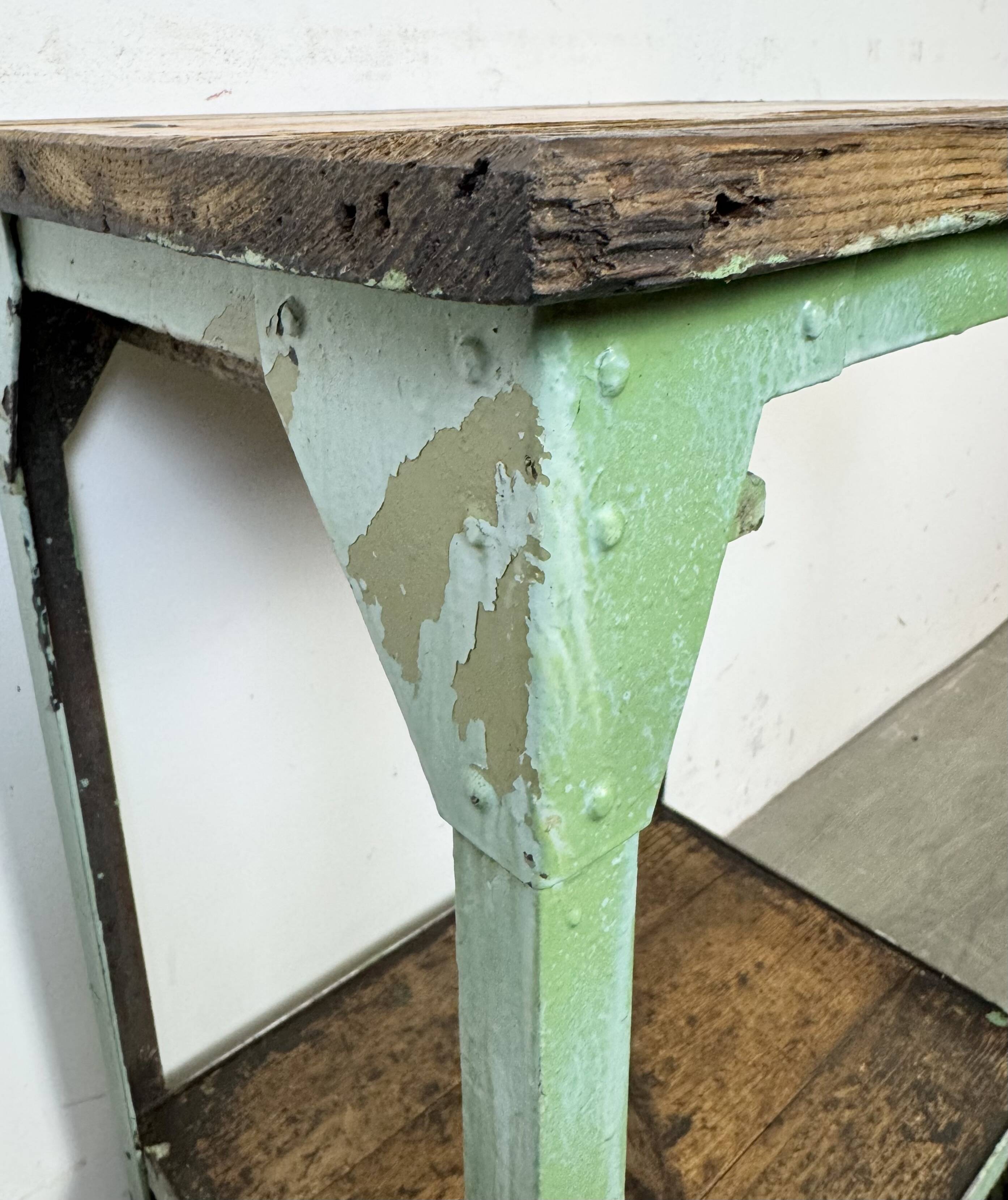 Table industrielle en fer vert, années 1950