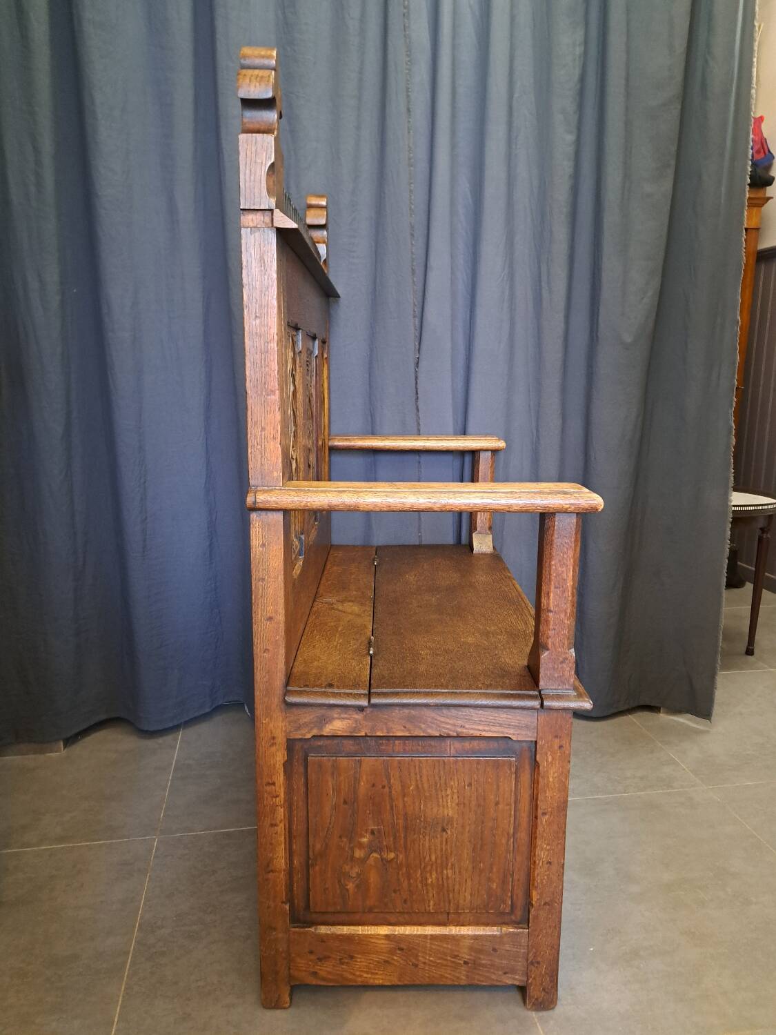 Fauteuil coffre néogothique en chêne