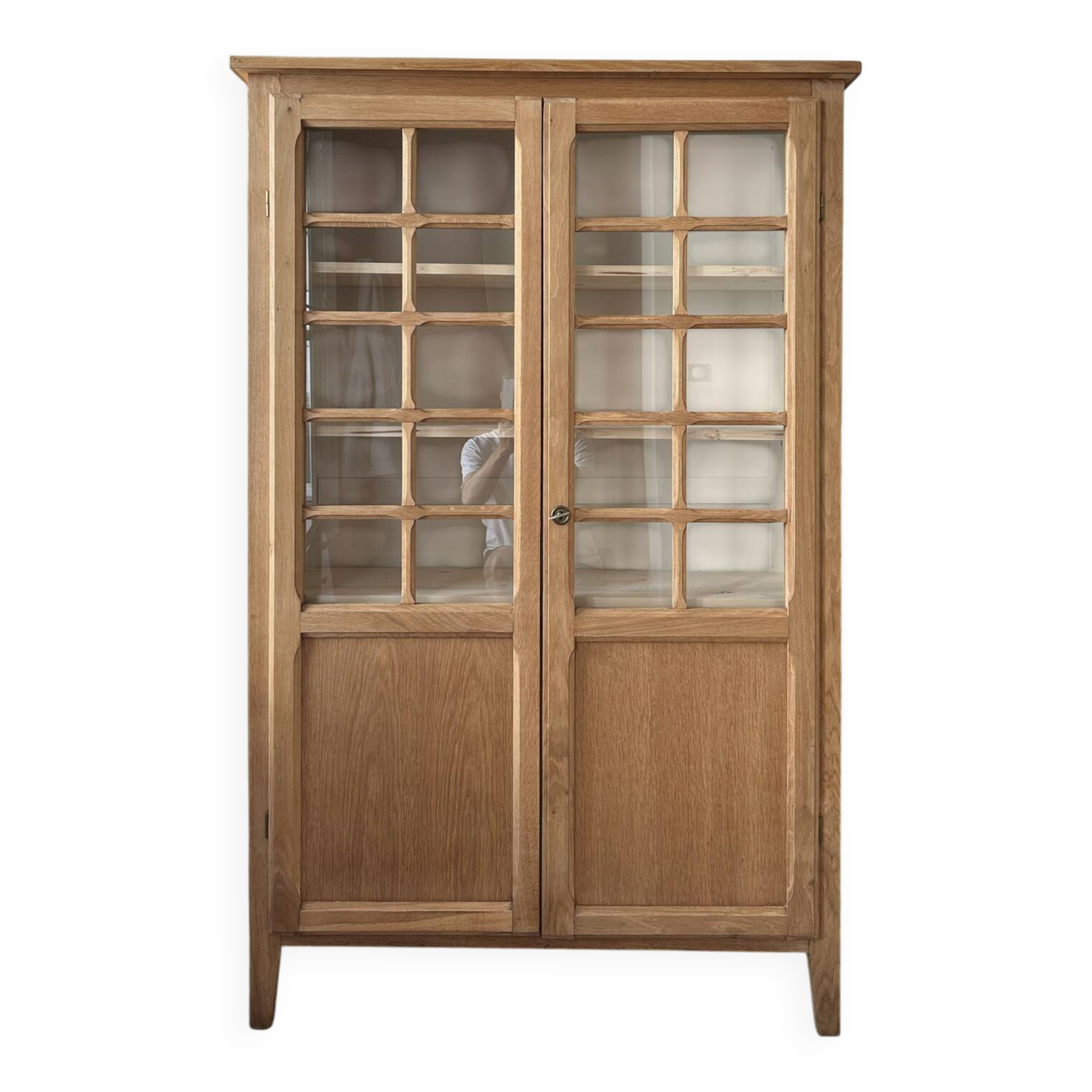 Armoire vitrée en chêne brut