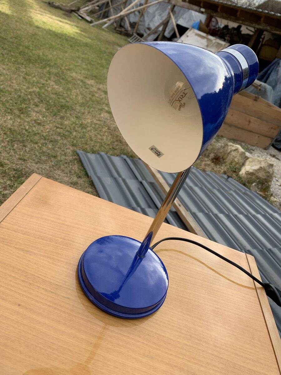 Blue metal desk lamp in mid-century style from the 1970s, chrome stem.