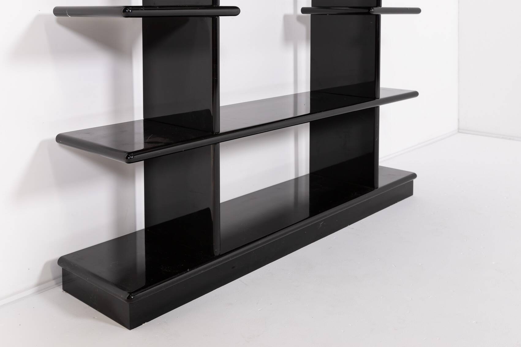 Vintage Italian design black gloss bookshelf, 1980’s