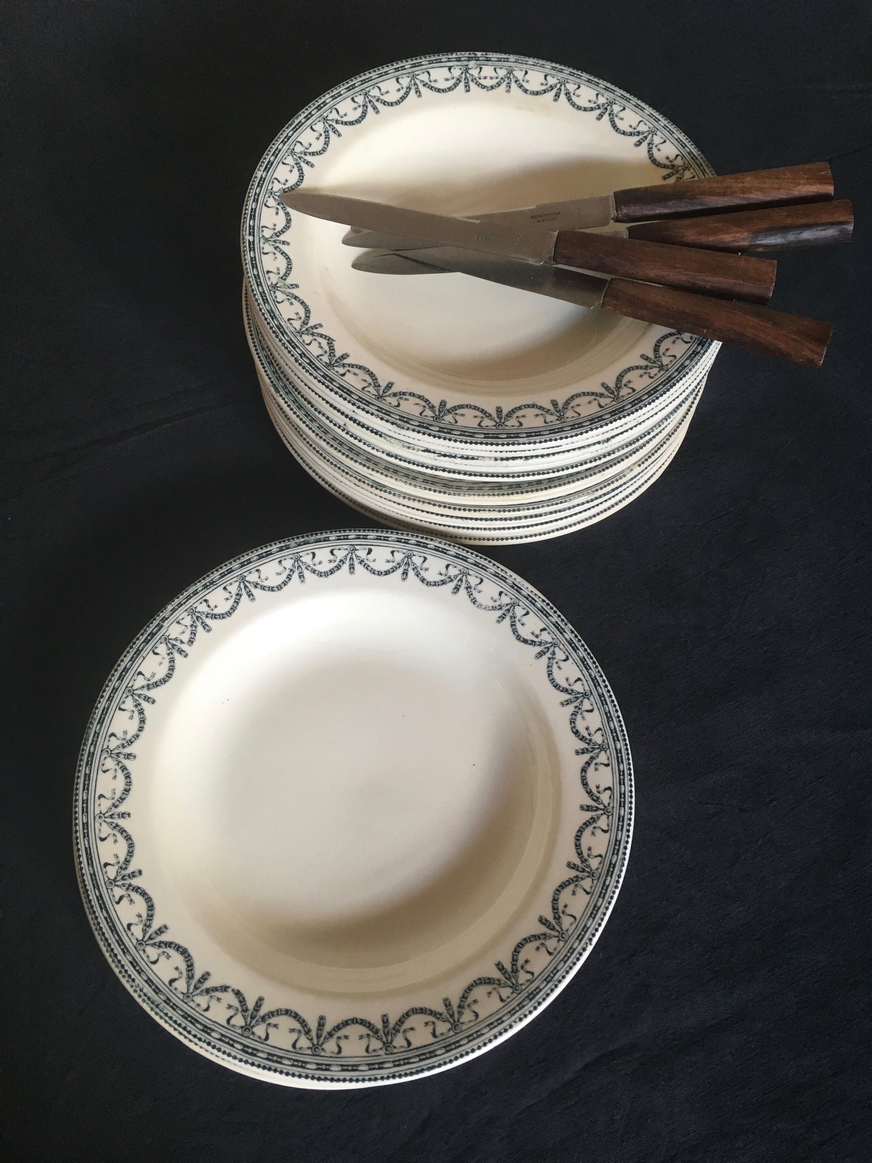 Set de 9 et 6 assiettes en faïence terre de fer de Salins début 20e décor gris vert