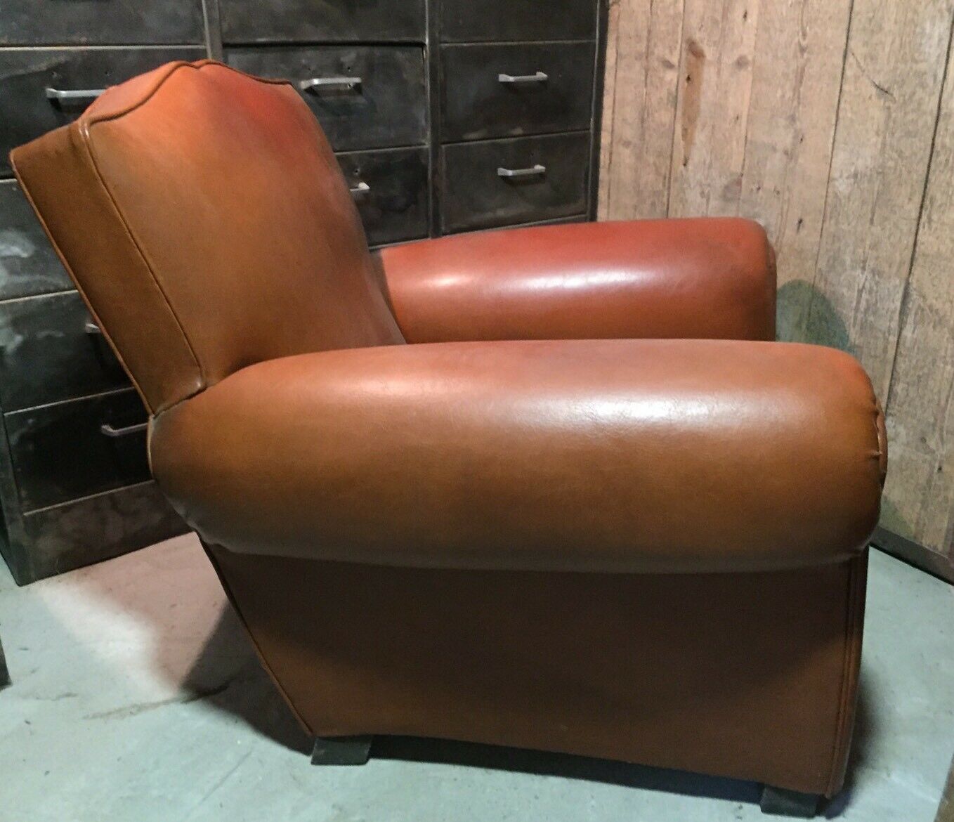 Club armchair moustache in brown leather